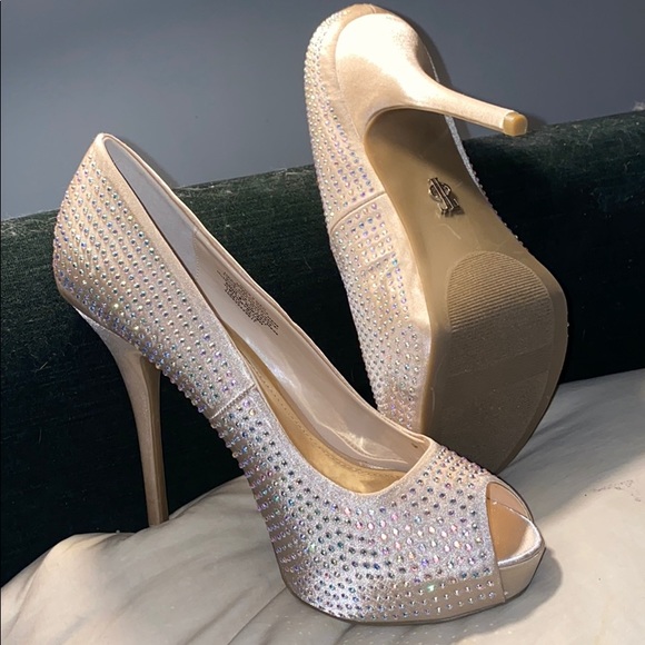 Jennifer Lopez Crystal Pumps - Picture 3 of 3